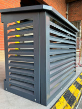 Lade das Bild in den Galerie-Viewer, 02- SALZBURG Abdeckung Schrägdach - Schutzhaube für Wärmepumpe & Klimaanlage