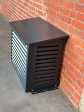 Lade das Bild in den Galerie-Viewer, 02- SALZBURG Abdeckung Schrägdach - Schutzhaube für Wärmepumpe & Klimaanlage