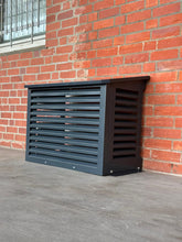 Lade das Bild in den Galerie-Viewer, 02- SALZBURG Abdeckung Schrägdach - Schutzhaube für Wärmepumpe & Klimaanlage